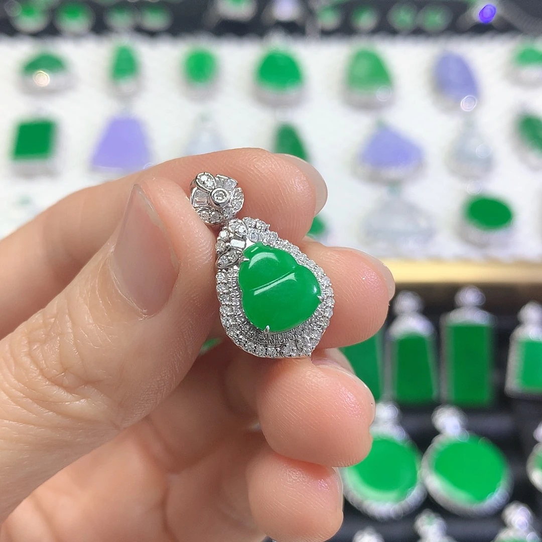 颈饰18K金镶嵌翡翠吊坠