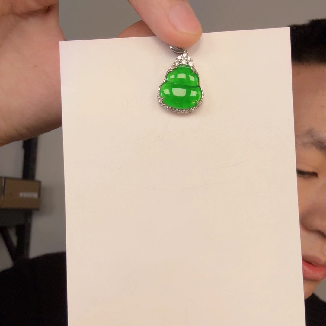 翡翠未镶嵌颈饰一件