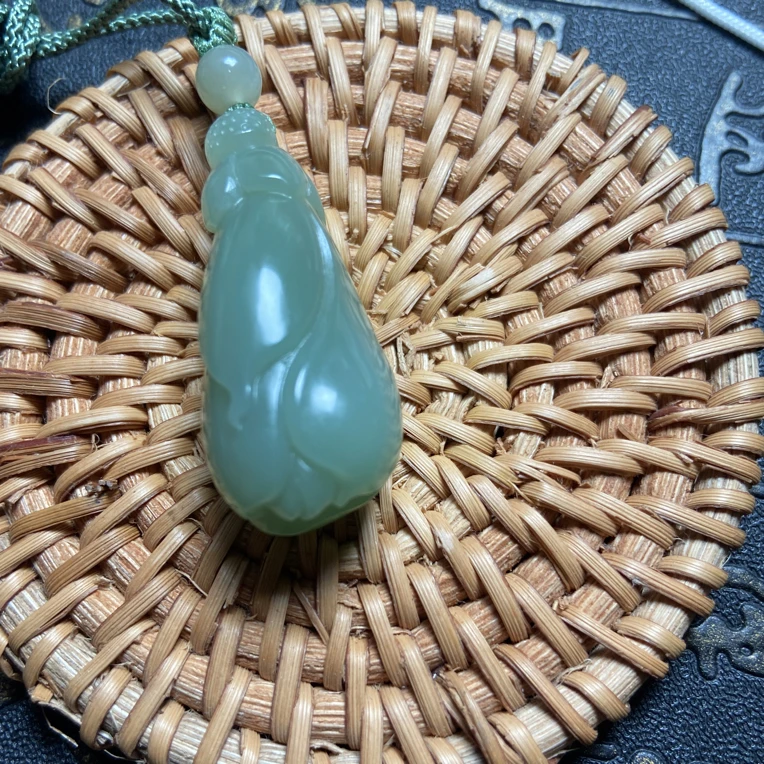 新疆碧玉玉兰花吊坠