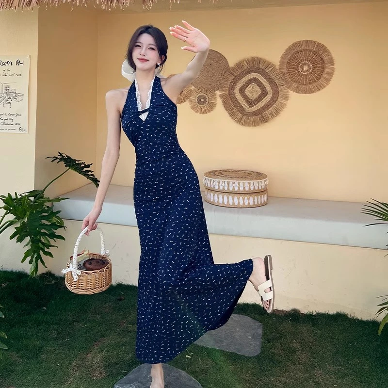 2025夏季法式蓝色蕾丝挂脖v领吊带连衣裙子女装新款碎花包臀长裙