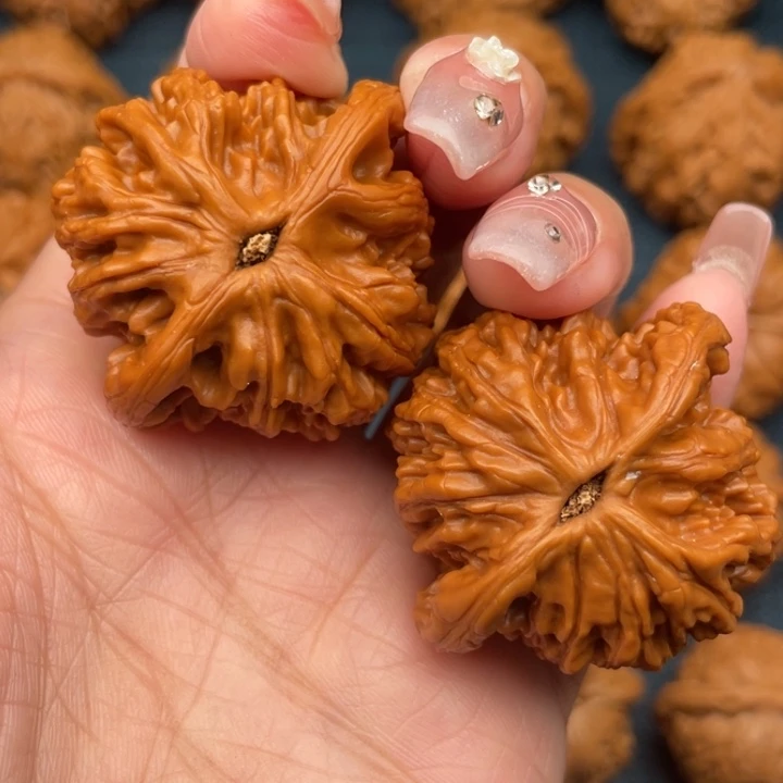 文玩核桃吊坠42红皮虎头。