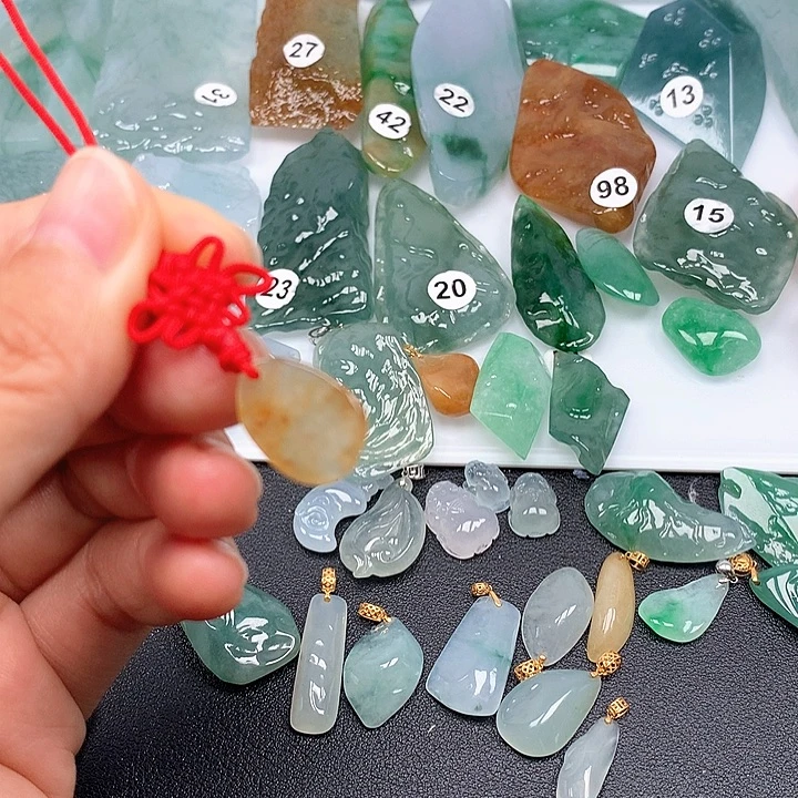 翡翠未镶嵌颈饰随型