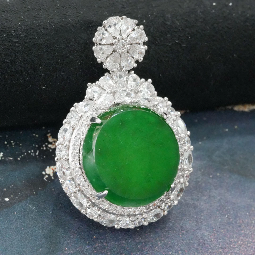 【中国好珍宝】天然A货翡翠圆牌镶嵌吊坠翡翠吊坠气质精美多样性发