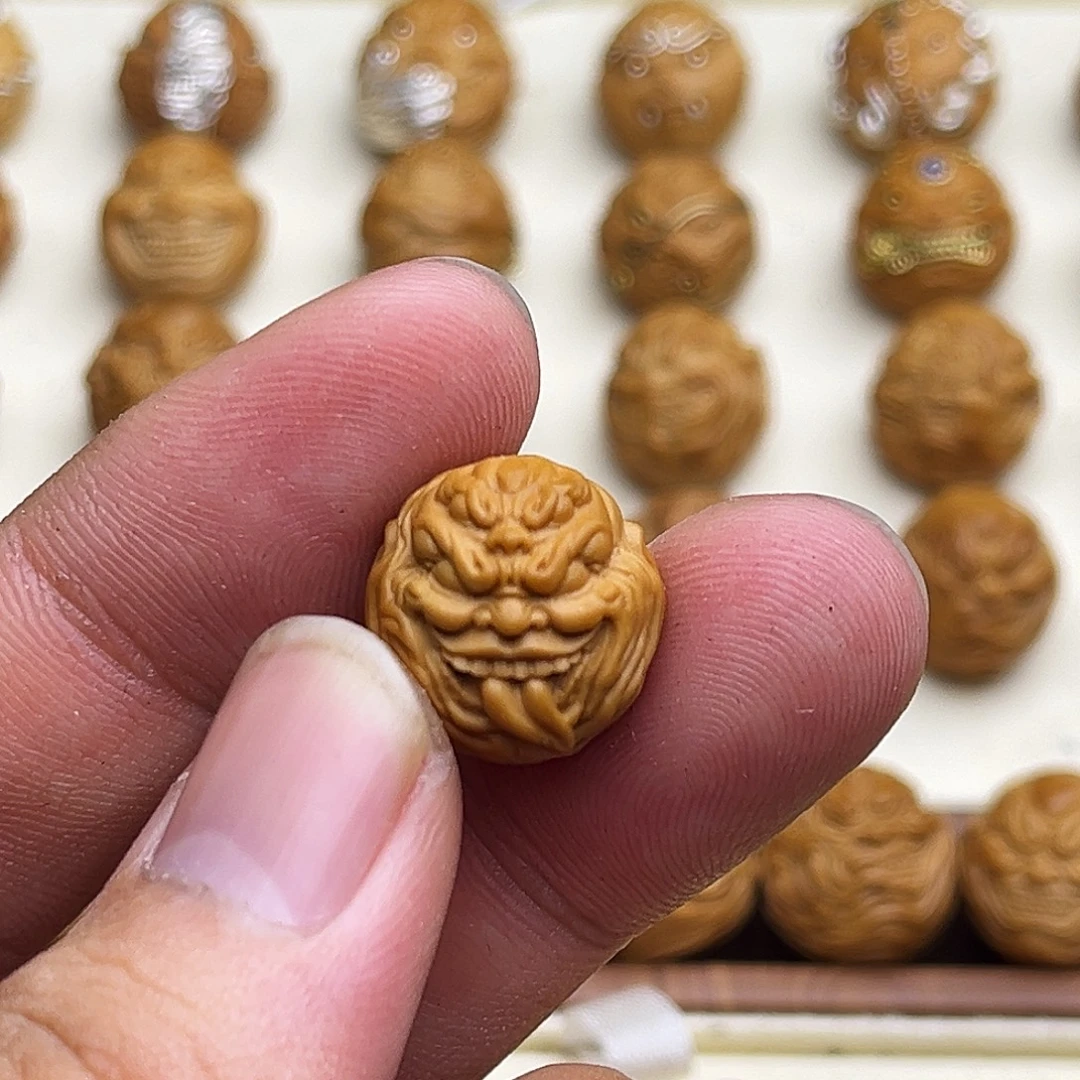 大***睛吊坠猴头核桃舔僧瑕疵