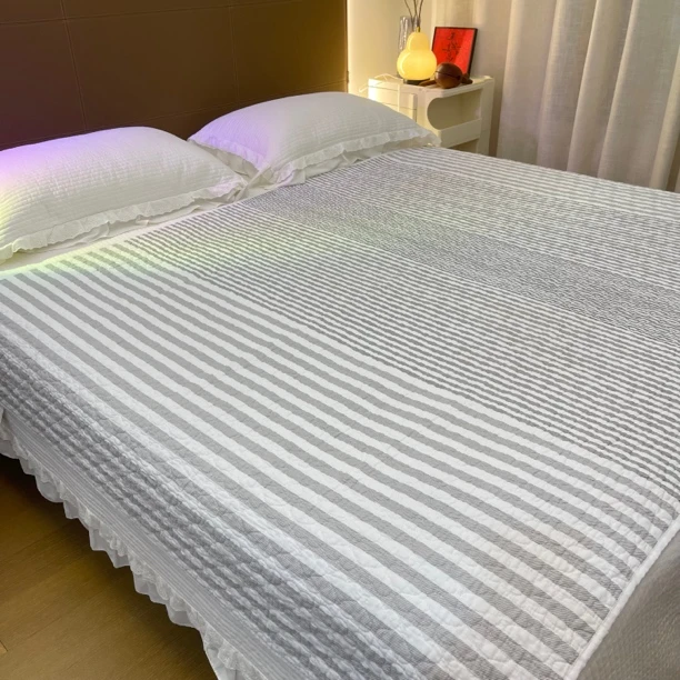 斜纹棉150-200格鲁吉亚灰条绗缝夹棉床盖可铺可盖