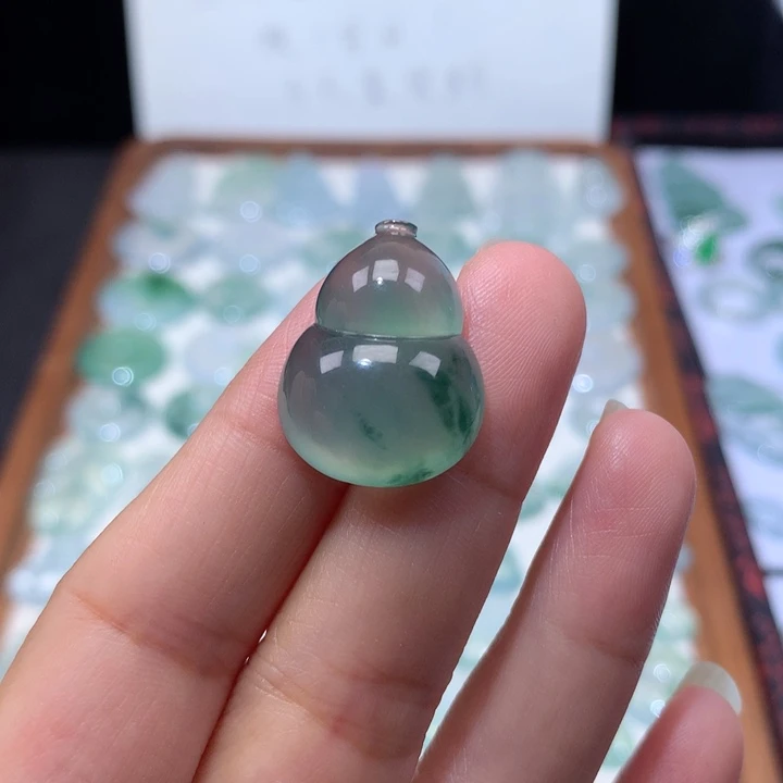 颈饰未镶嵌翡翠冰种晴底飘花大葫芦