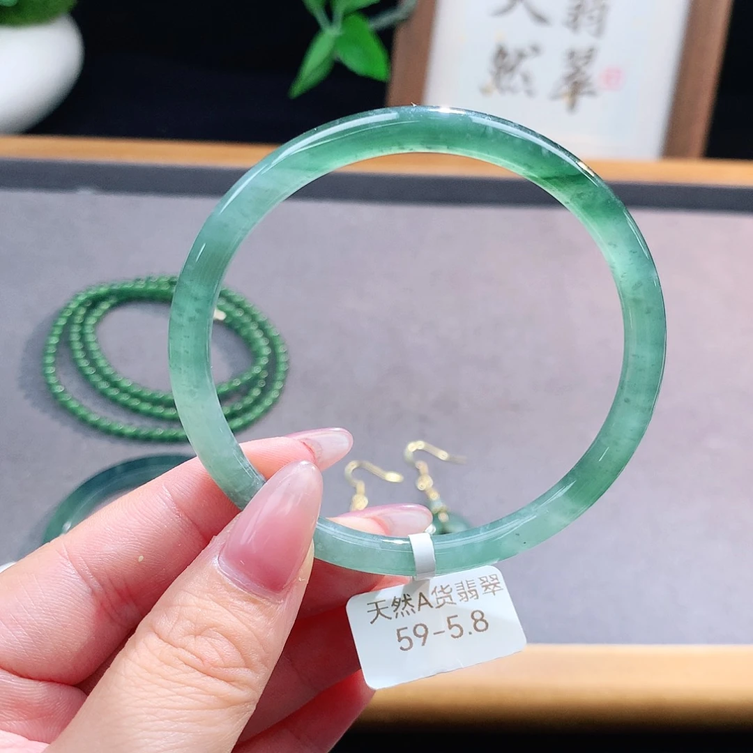 翡翠手镯（圆镯）未镶嵌