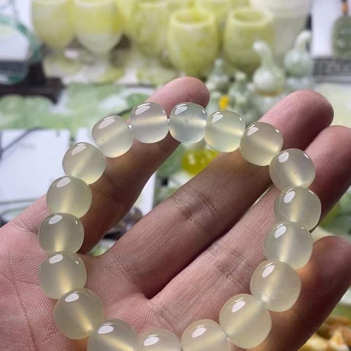 九***南未镶嵌蛇纹石玉颈饰