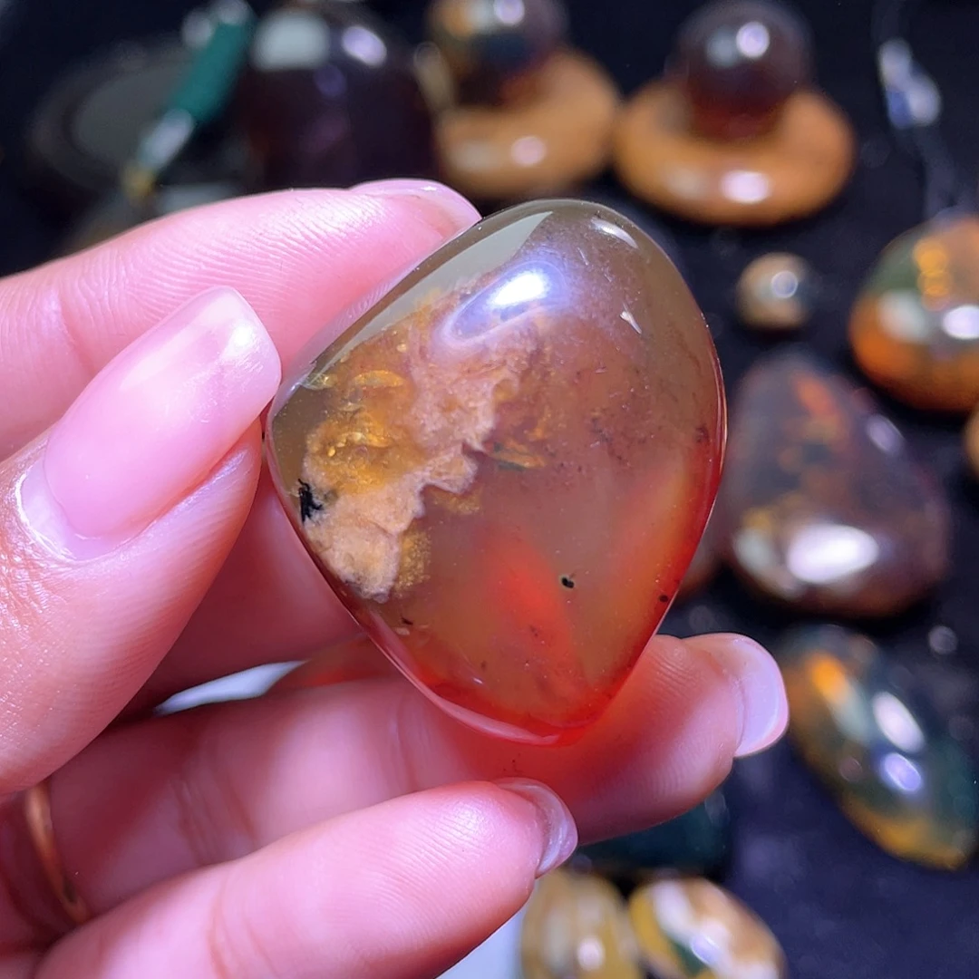 琥珀裸石未镶嵌？