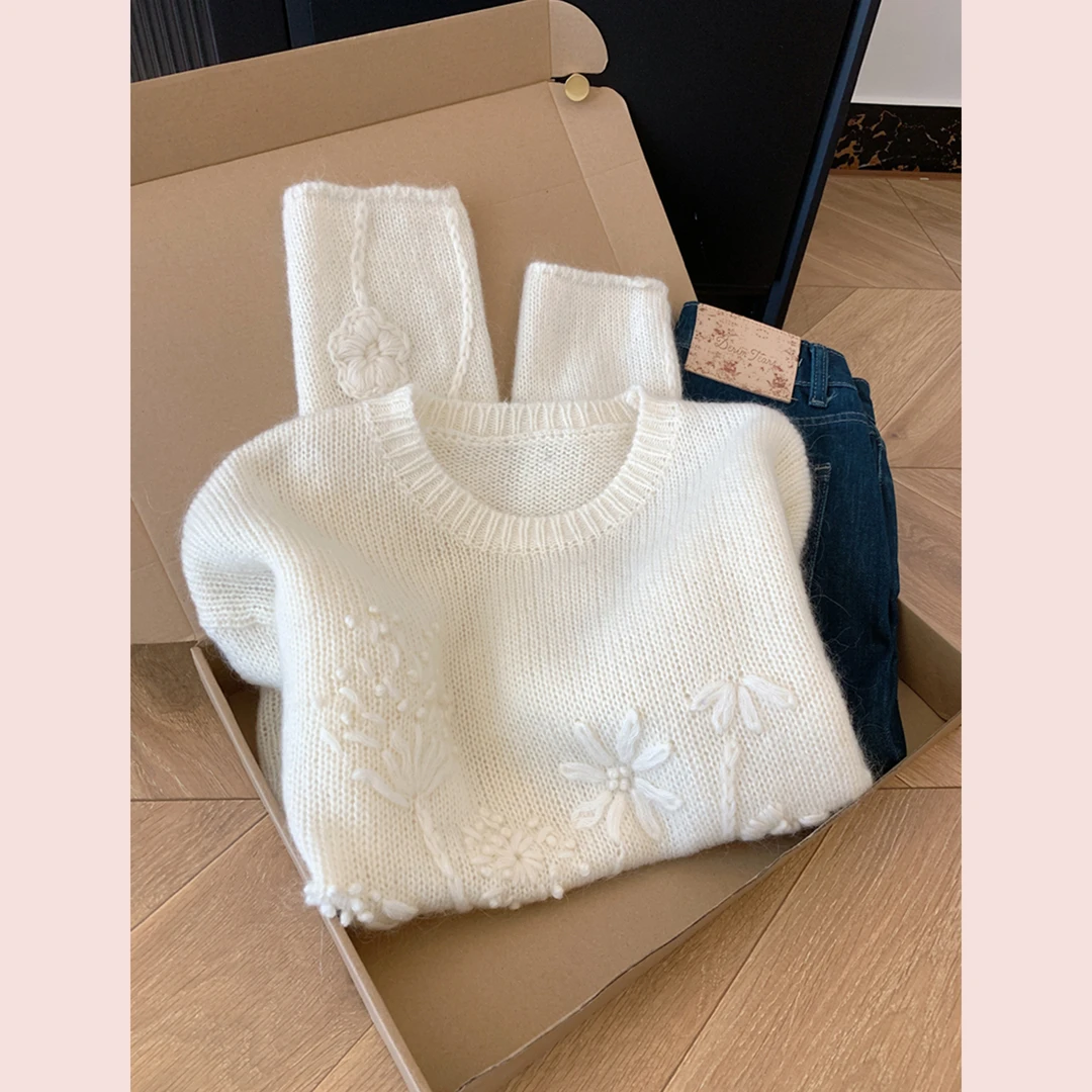 韩版2025单件时尚穿搭白色刺绣花朵套头外穿毛衣慵懒高级感针织衫