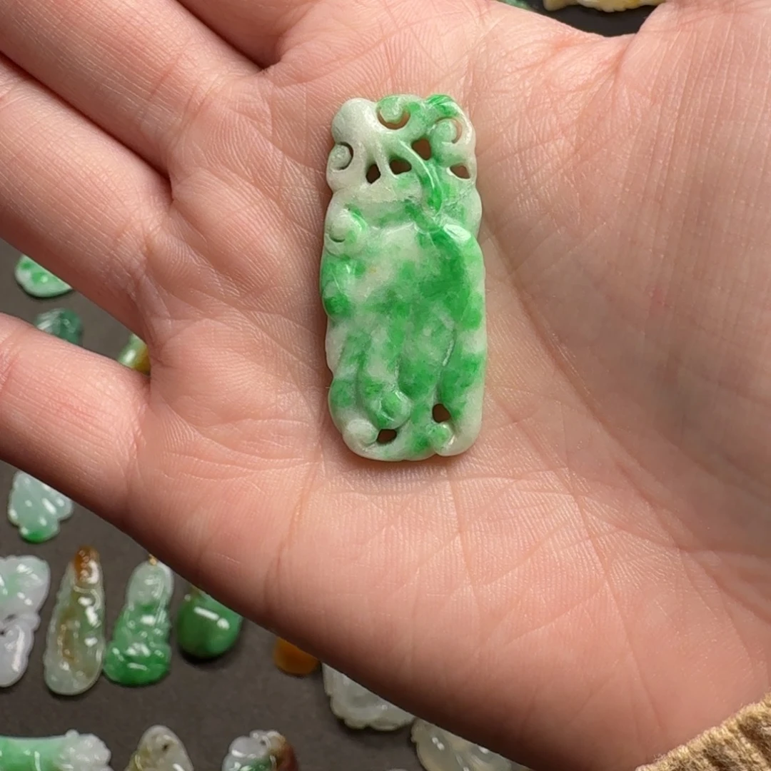 辛***夷翡翠未镶嵌颈饰白底青人参