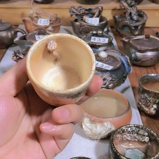 瓷片内雕的莲蓬杯子