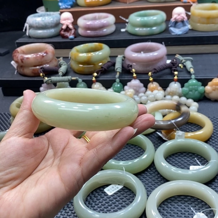 未镶嵌手镯石英岩玉