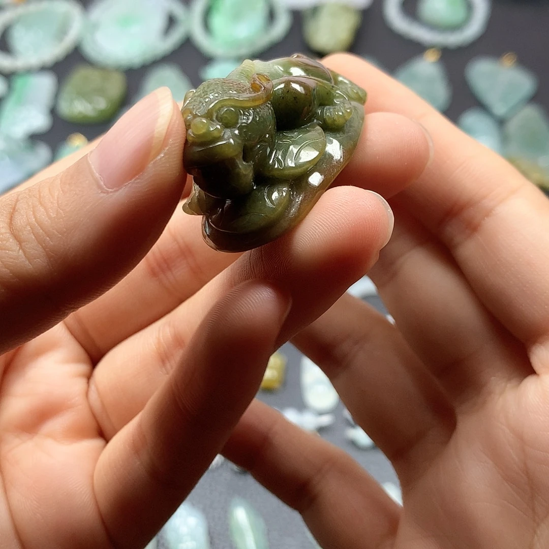 翡翠未镶嵌颈饰貔貅