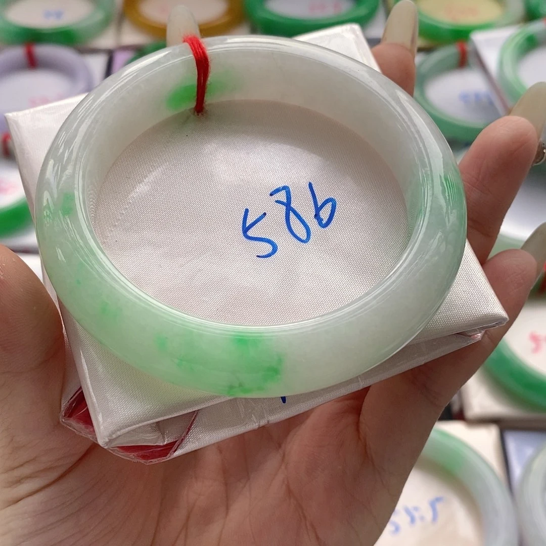 翡翠手镯未镶嵌扶****里手镯