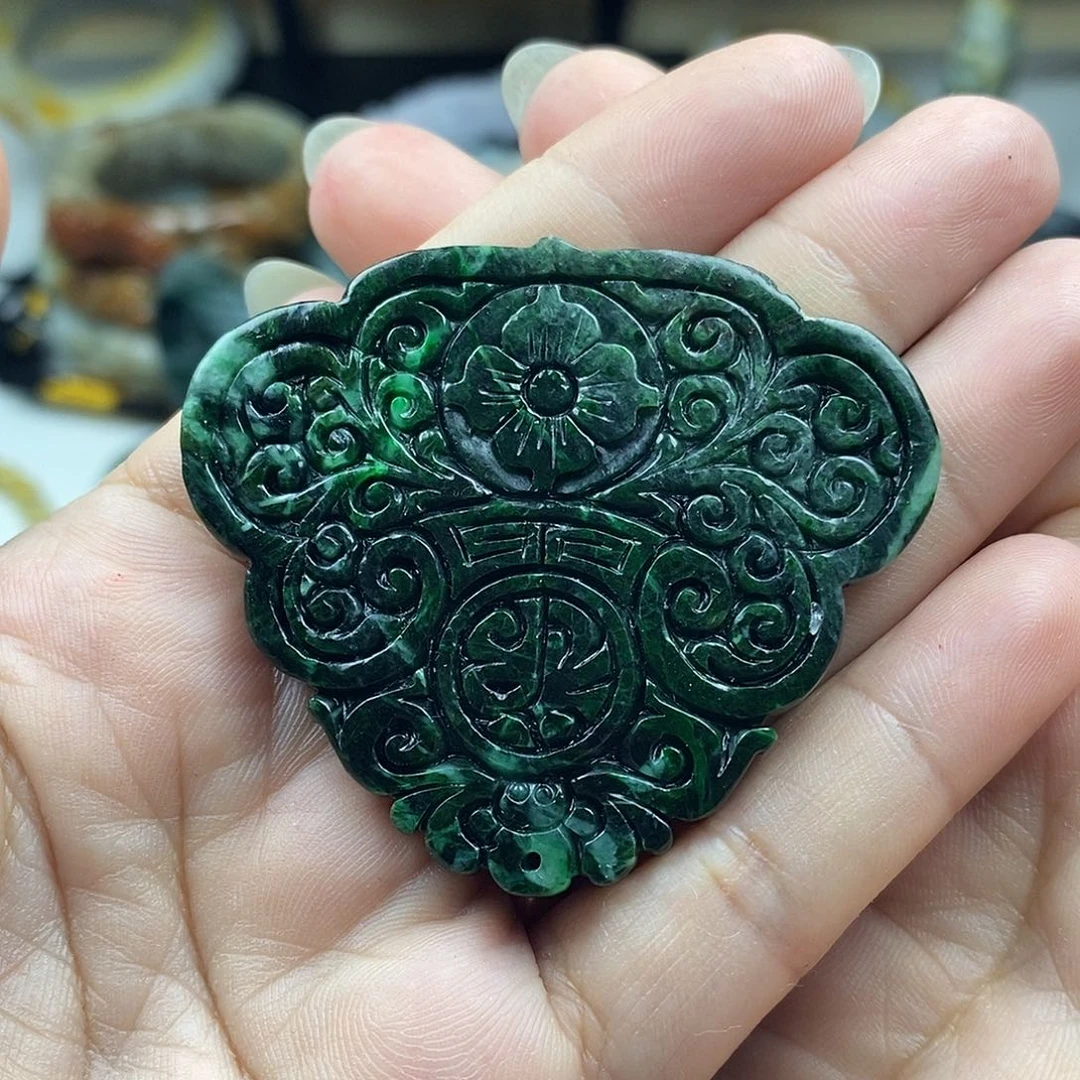 翡翠未镶嵌颈饰惠牌子