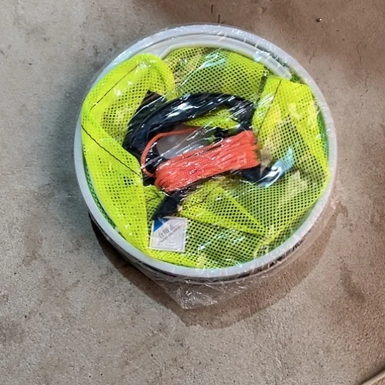 折叠布打水桶一个。