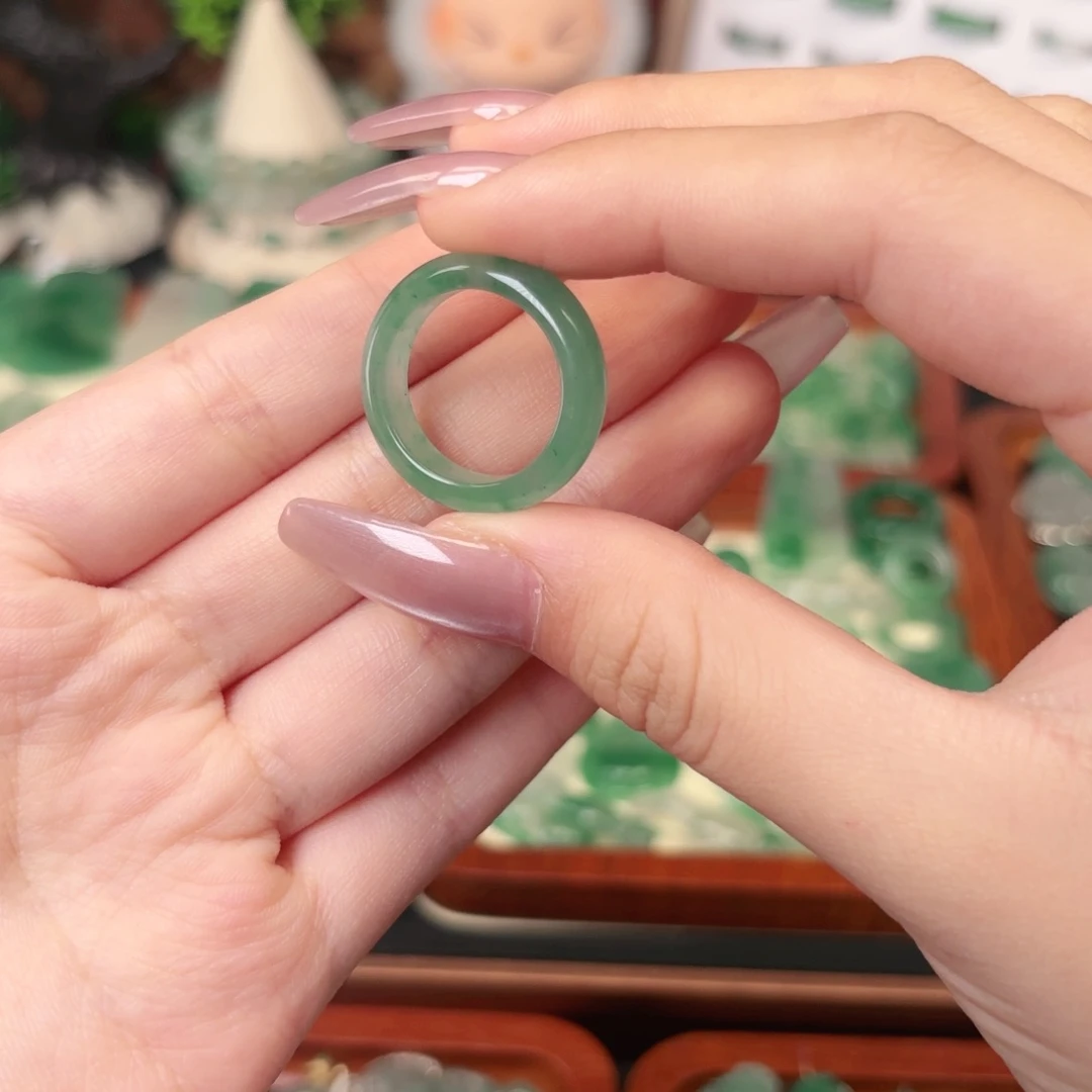 石英质玉（非洲翠）未镶嵌颈饰