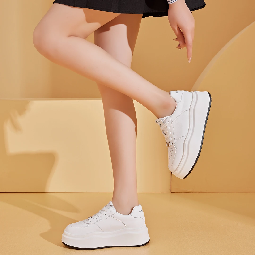 2025年秋冬款经典真皮小白鞋女单鞋厚底增高低帮休闲百搭港风板鞋