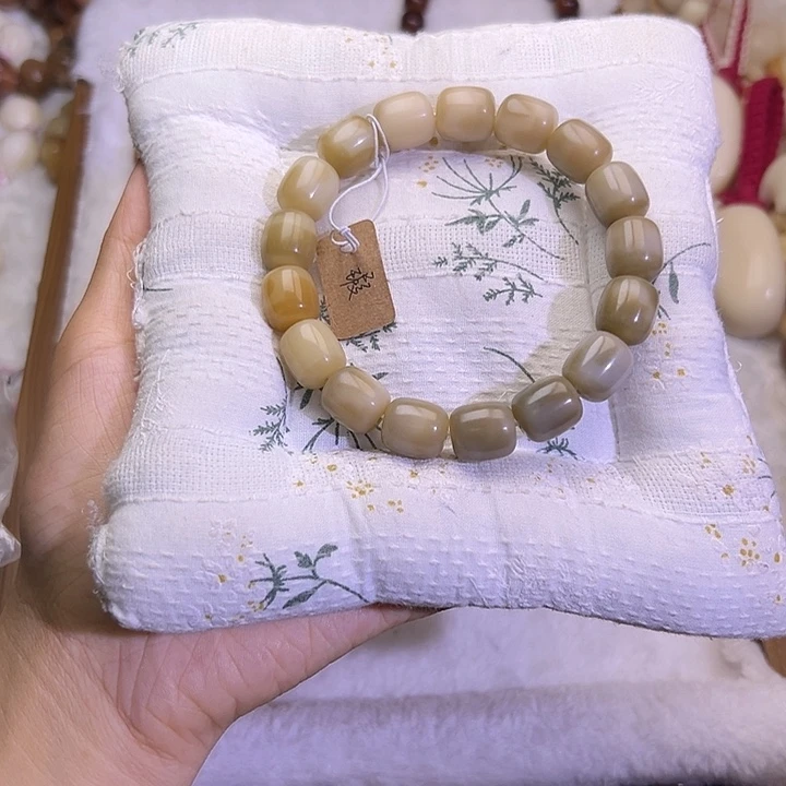 吊坠菩提根/象牙果年糕微瑕