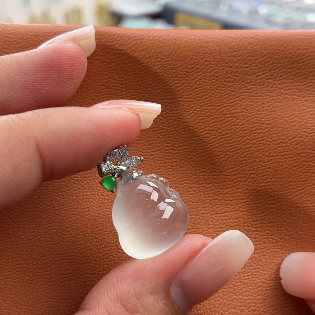 翡翠18K金镶嵌颈饰葫芦