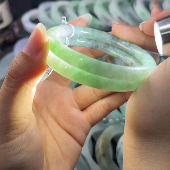 定制翡翠未镶嵌手镯