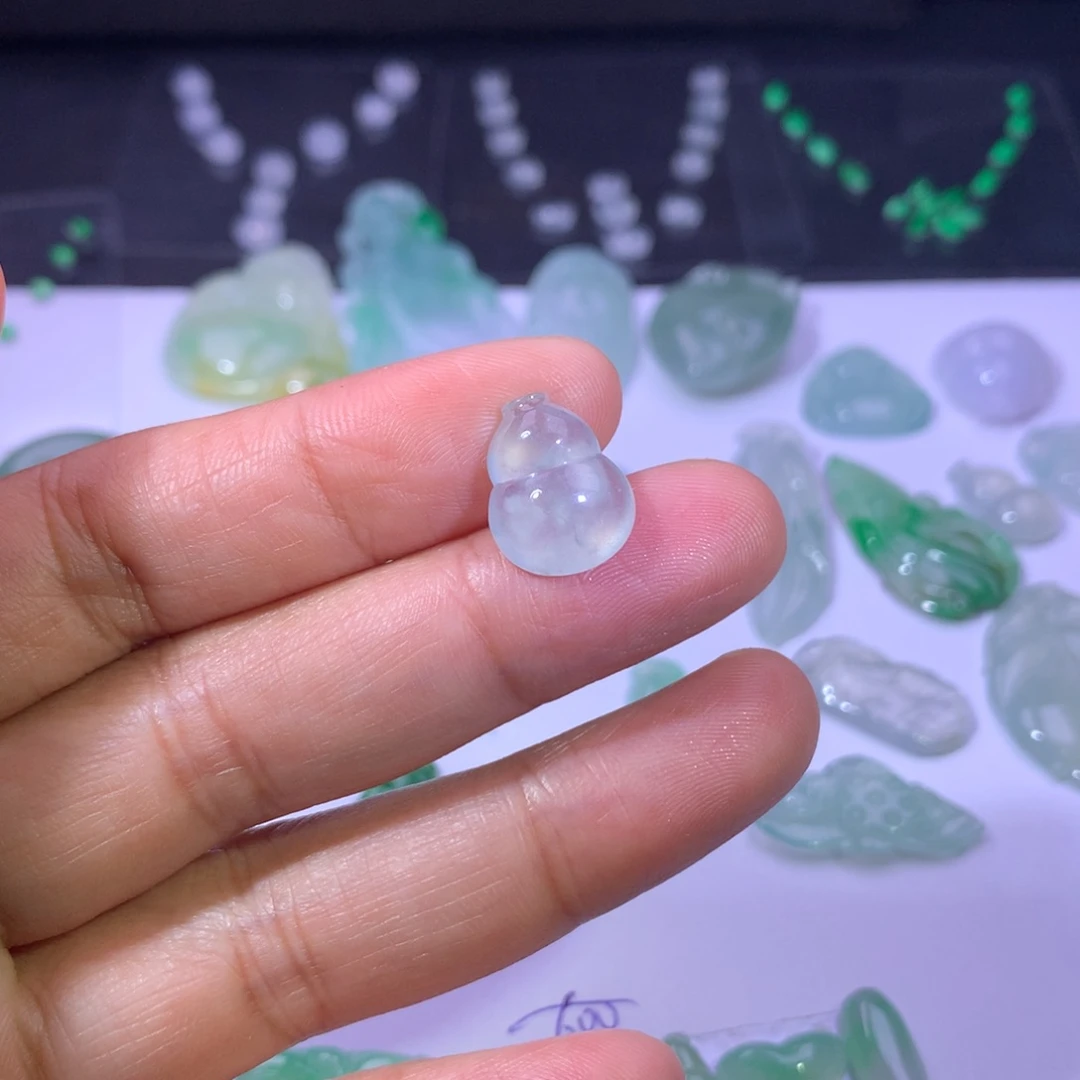 C***h翡翠未镶嵌耳饰葫芦