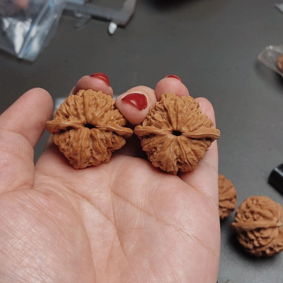 匿***名文玩核桃吊坠龙洞裕