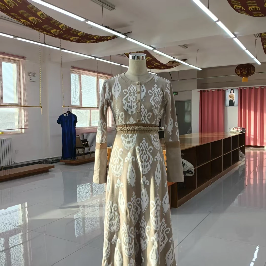 新款米白色连衣裙