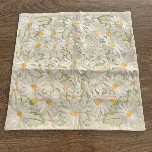 H1582 小雏菊刺绣抱枕套， 尺寸 45*45cm