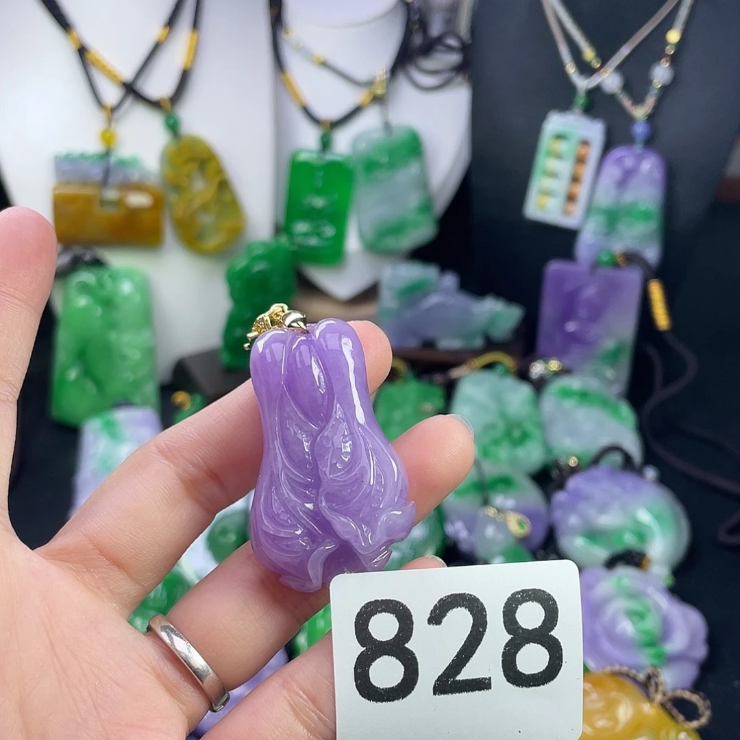 翡翠未镶嵌吊坠(赠链)