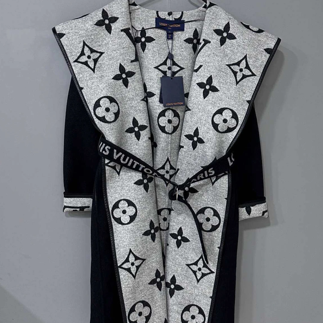 未使用 LouisVuitton/路易威登 爆款灰白满印浴袍大衣/36码/28007