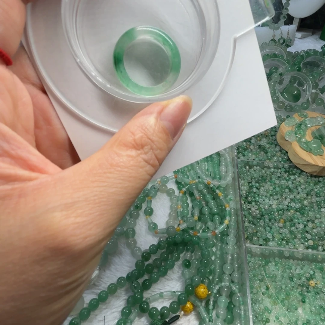 石英质玉（非洲翠）未镶嵌散珠戒指圈口直径17.2