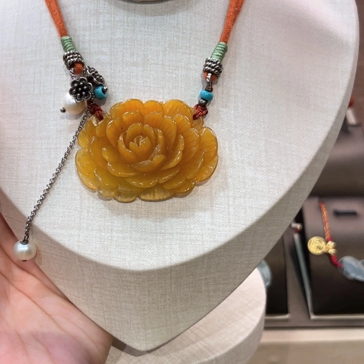 蛇纹石玉颈饰未镶嵌