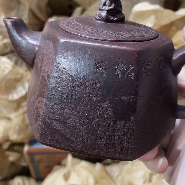 茶壶紫砂原矿泥料手工制作的一把紫砂壶。