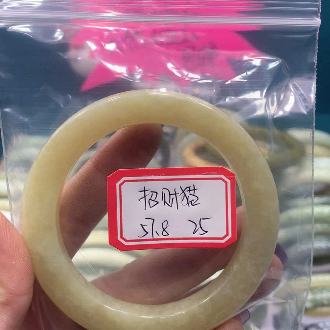 透闪石-蛇纹石玉手镯未镶嵌招**?