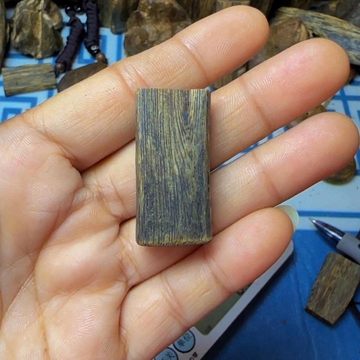 木一***下手工艺雕塑根雕木方板材4.5克