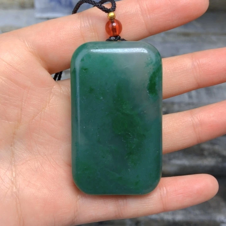 颈饰未镶嵌石英质玉（非洲翠）