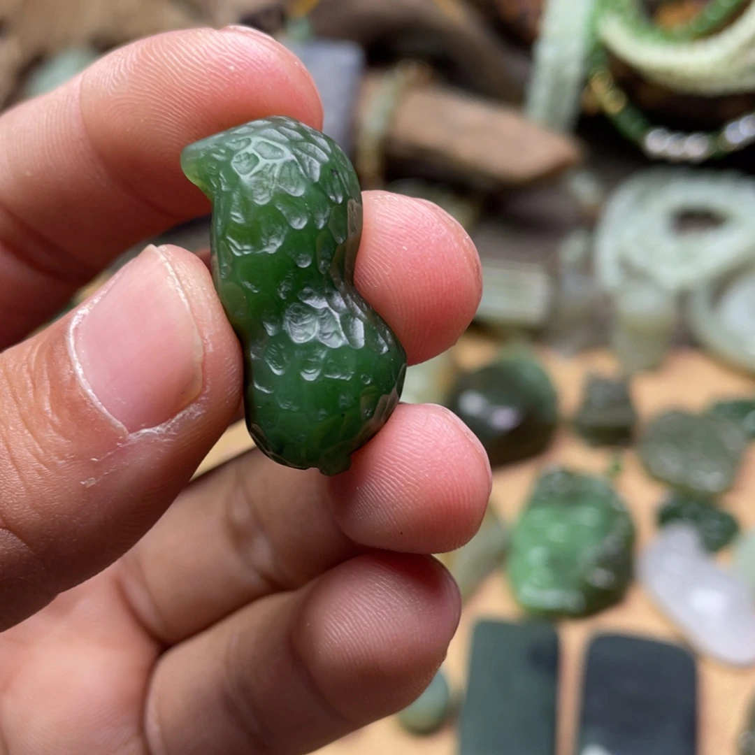 y***1和田玉未镶嵌颈饰