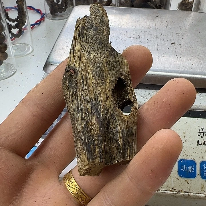 沉香沉香碎屑蓝宝石10克+