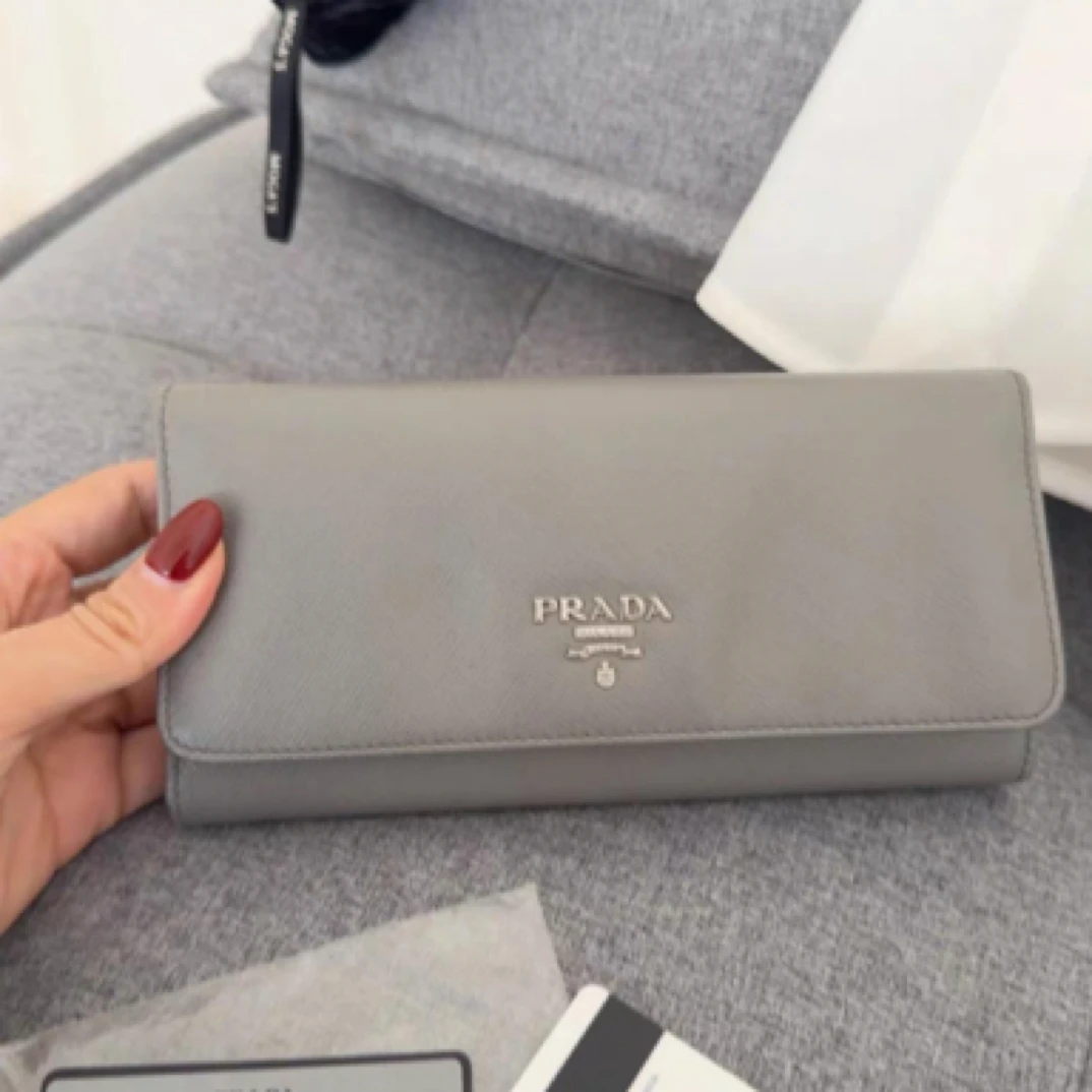 95新 Prada/普拉达 99新普拉达银灰钱包