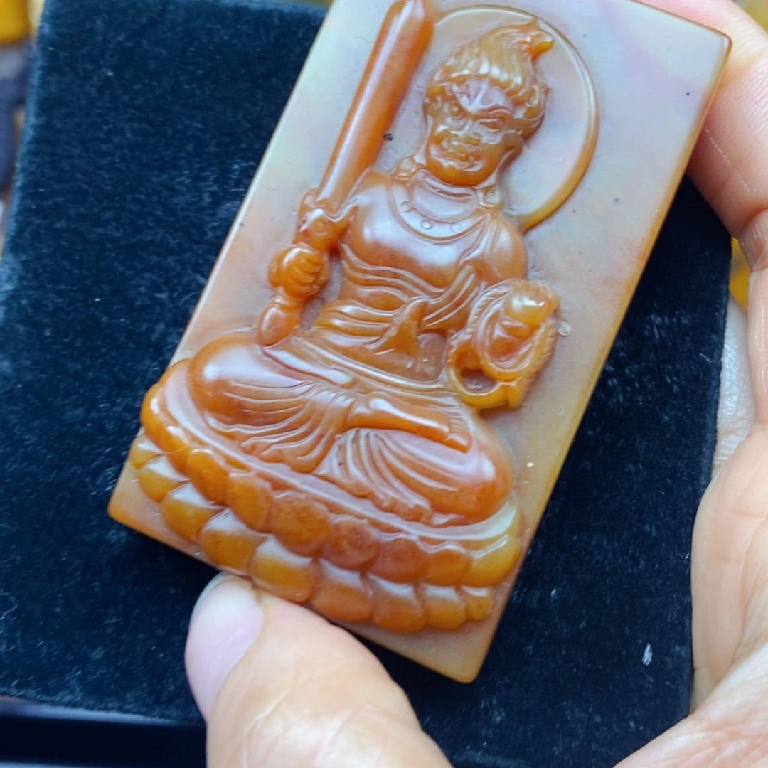 未镶嵌石英质玉（黄龙玉）颈饰