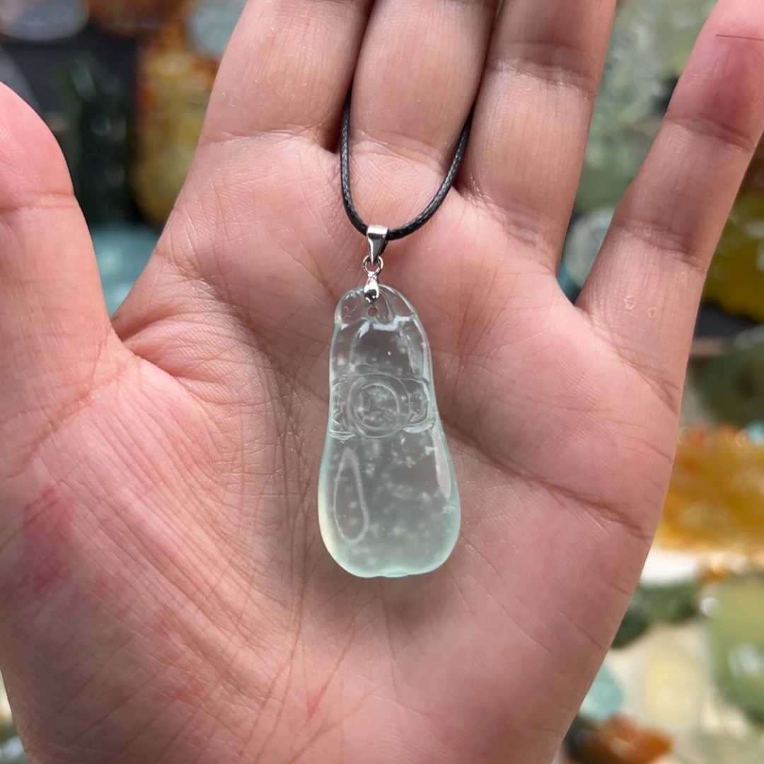 未镶嵌岫玉颈饰天青冻福瓜