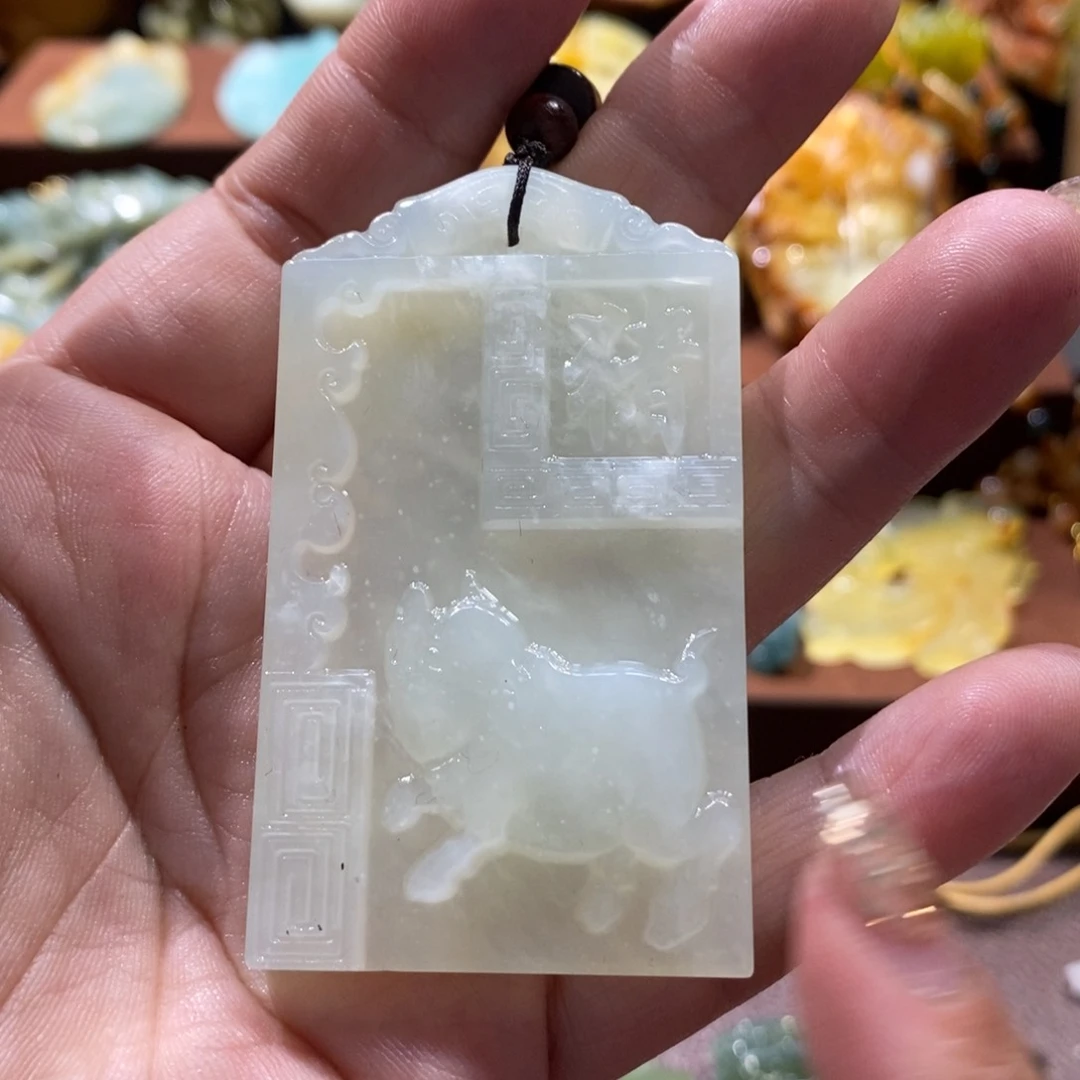 蛇纹石玉颈饰未镶嵌