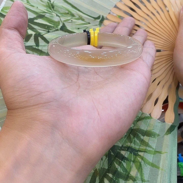 v***.玛瑙/玉髓手镯未镶嵌