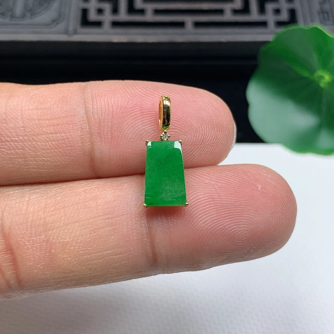 缅甸天然翡翠A货精美满绿素面牌小吊坠整体尺寸17.9*7.2*3.3mm