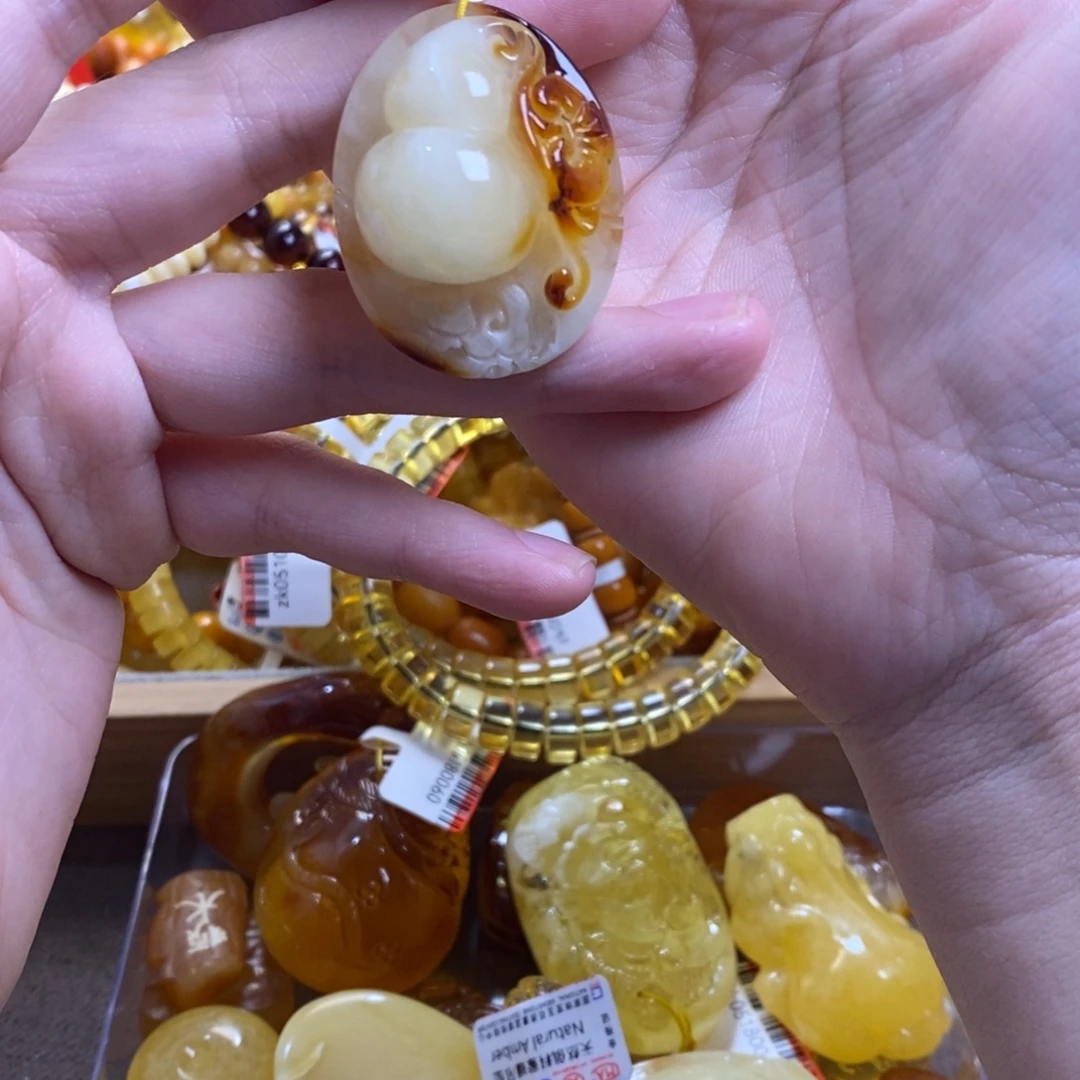 甜***多琥珀未镶嵌珠宝奇石