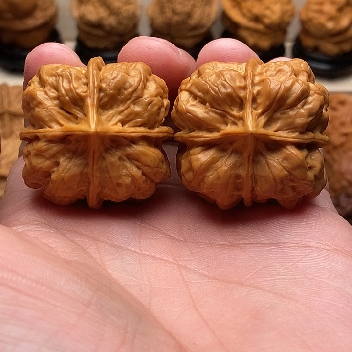 文玩核桃把件杨*生…………………………