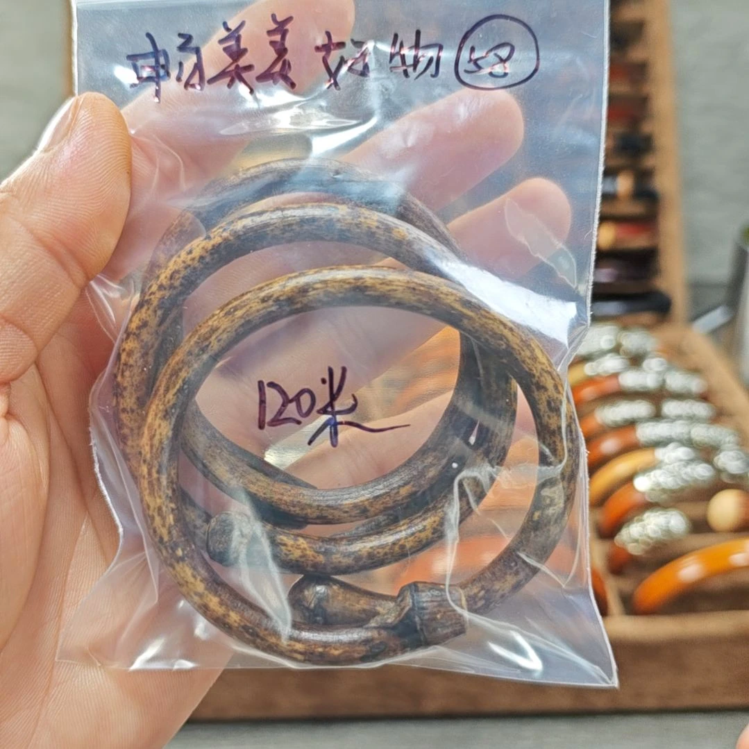 畅***物非金属木质正宗西藏鸡血藤手镯。