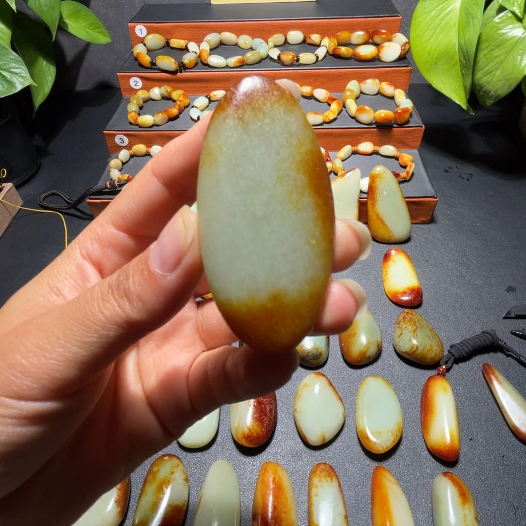 和田玉未镶嵌颈饰普***斯